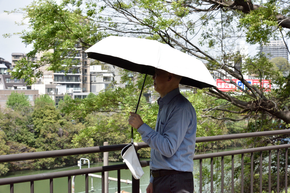 「COOL遮熱 日傘」を差した男性ライター