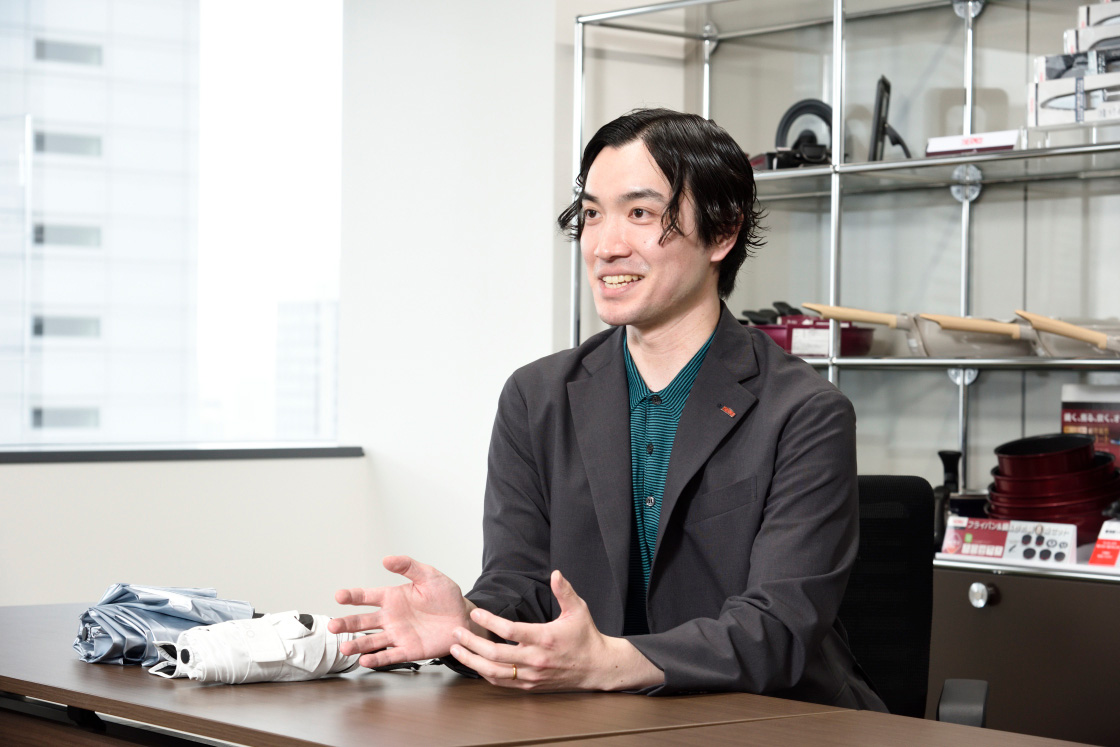「COOL遮熱 日傘」の開発エピソードを振り返る星野さん